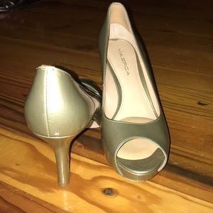 Peep toe pump